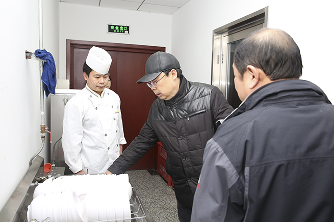王馆长检查食堂卫生 新闻.jpg