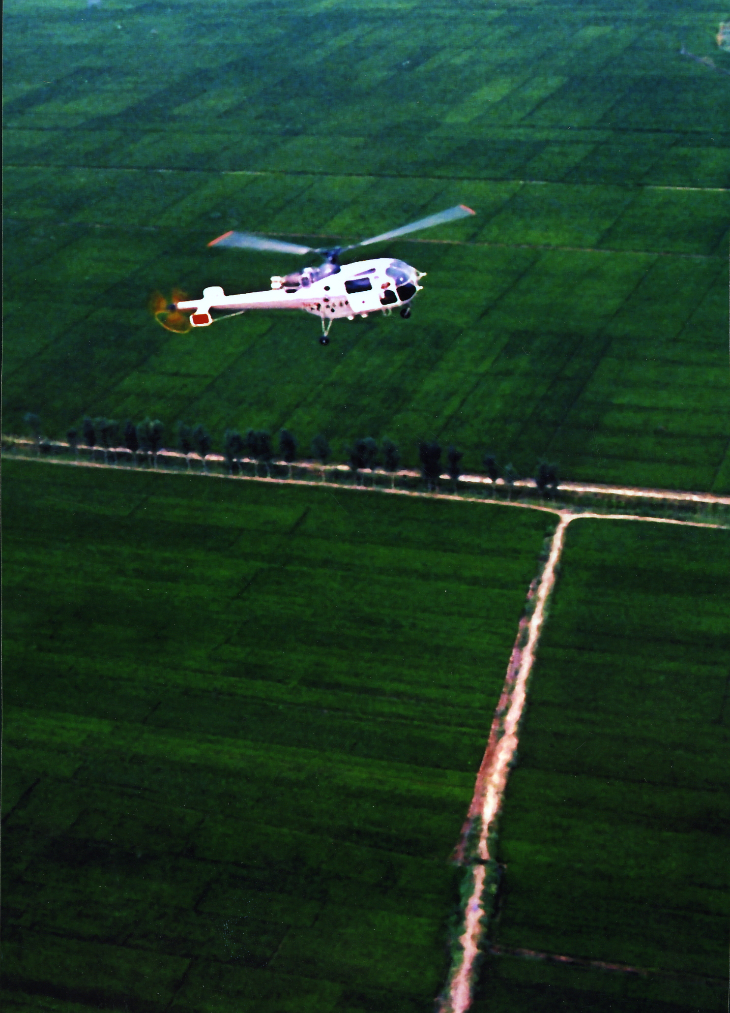 MB000816-中国通用航空公司使用直升机进行高压线巡护照片.jpg