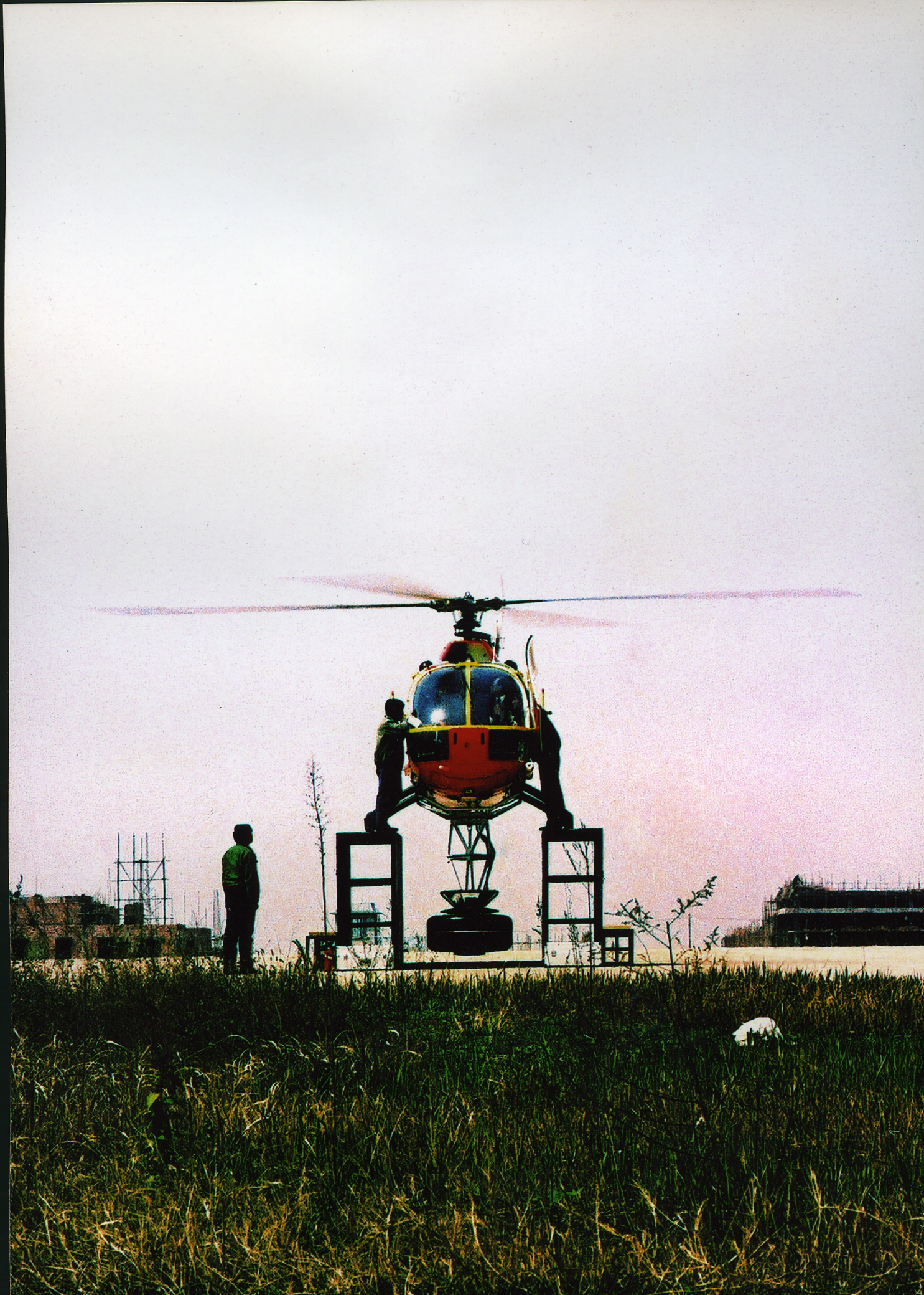 MB000822-为B0-105型直升机安装360度环幕电影摄影设备照片.jpg