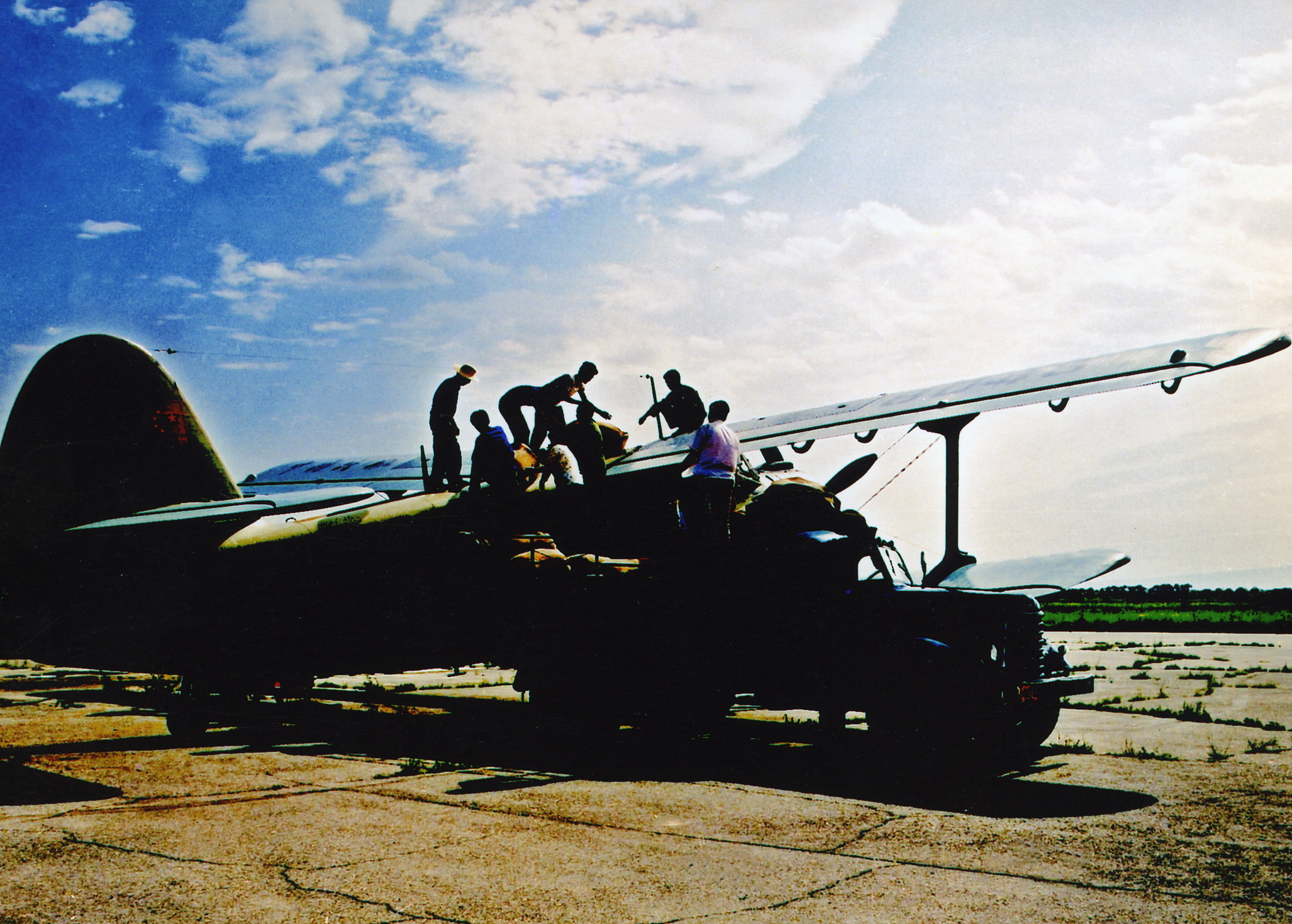 MB000823-1990年6月中国通用航空公司长治公司派运-5飞机为山西阳曲县万亩大草原飞播种草照片.jpg