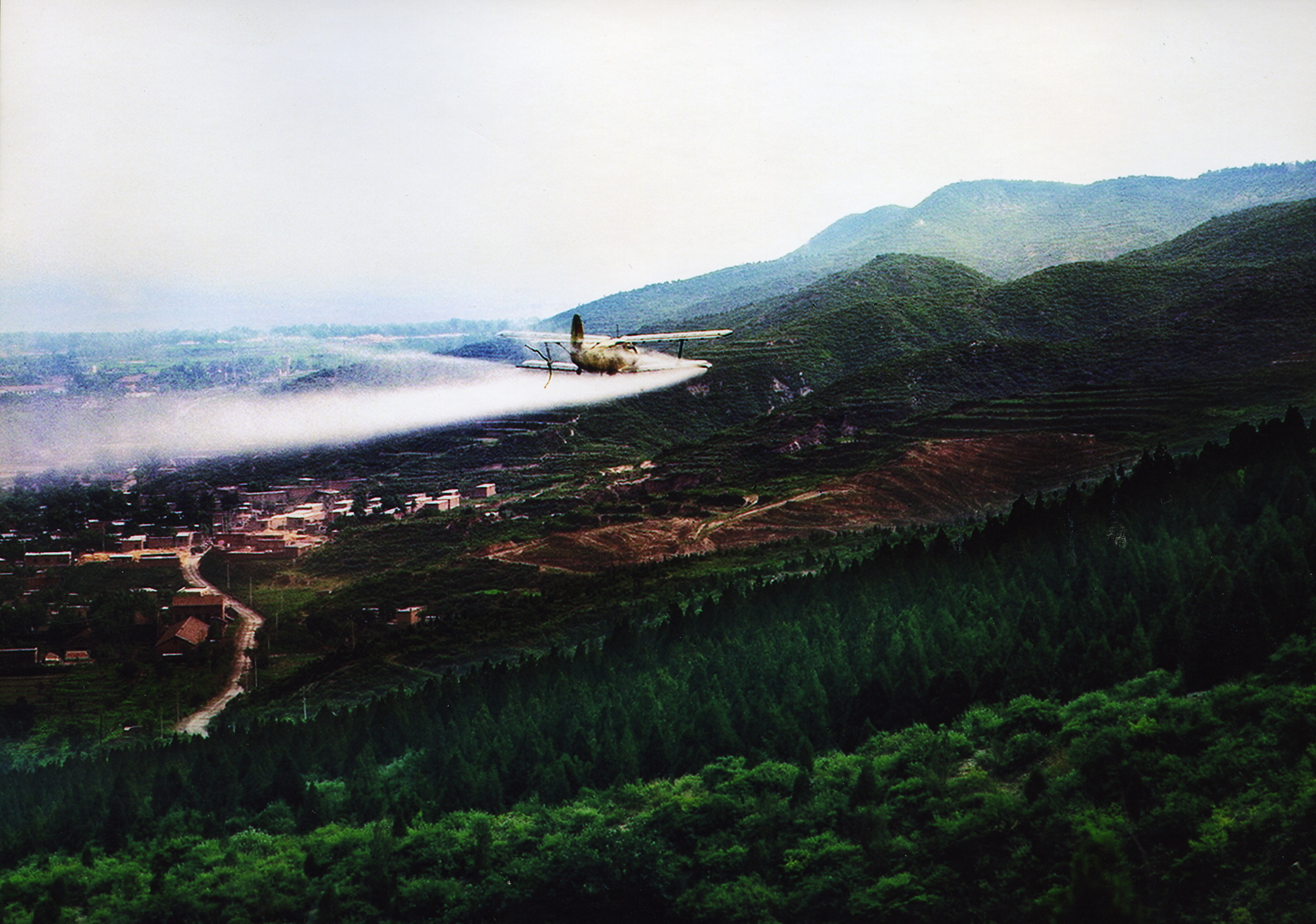 MB000825-1991年7月通航公司飞机在太原晋祠天龙山景区森林空中喷药灭虫所拍照片.jpg