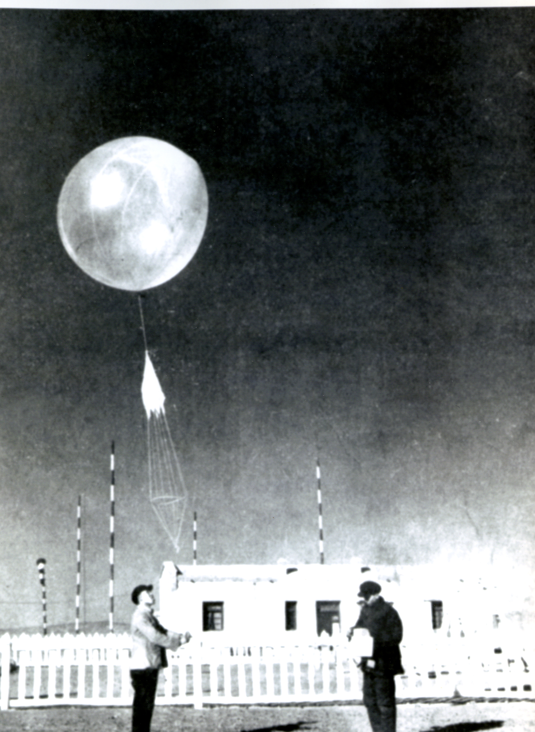 MB001215-1959年民航气象人员进行高空天气观测照片.jpg