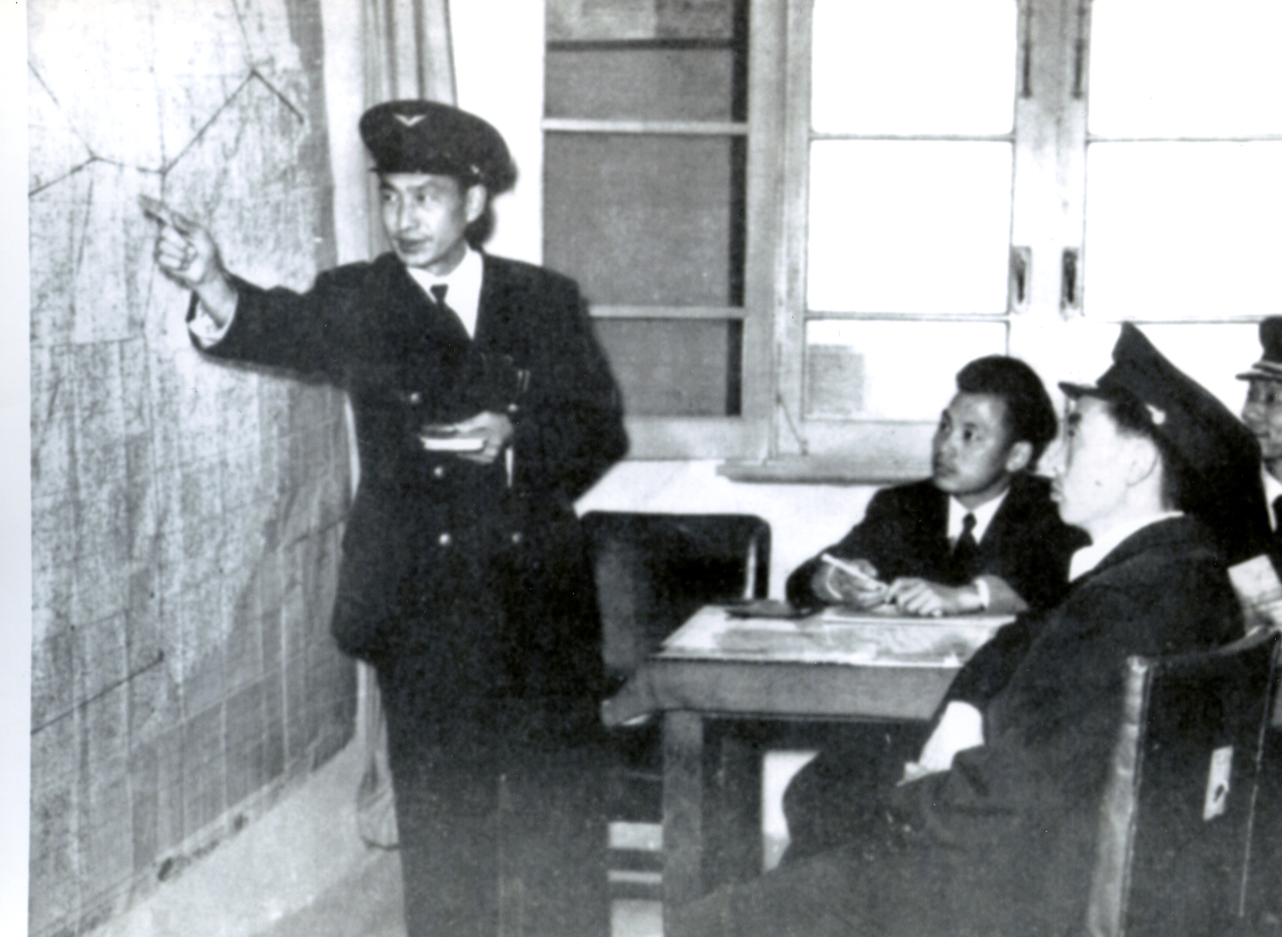 MB001217-1958年为确保飞行安全，飞行人员认真进行航线准备照片.jpg