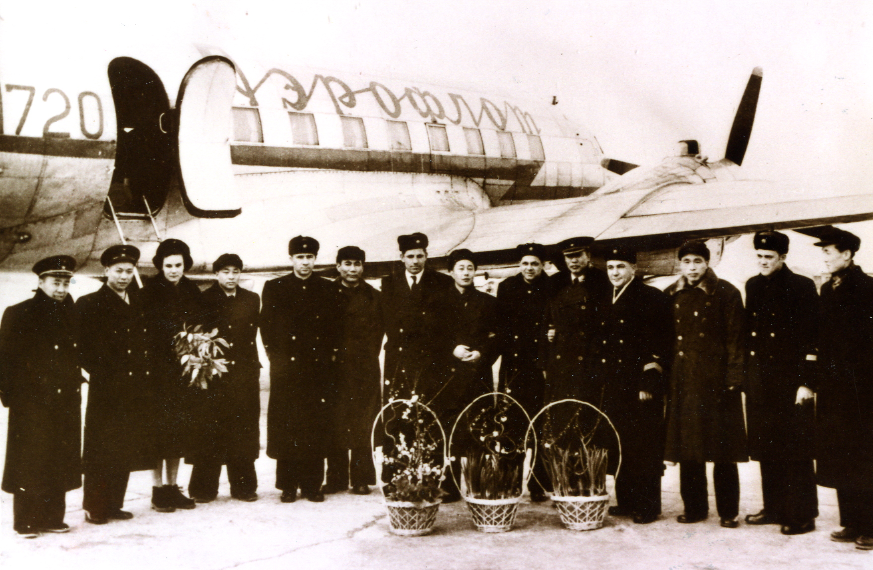 MB002435-20世纪50年代中苏民用航空公司最后一个航班的机组人员合影.jpg