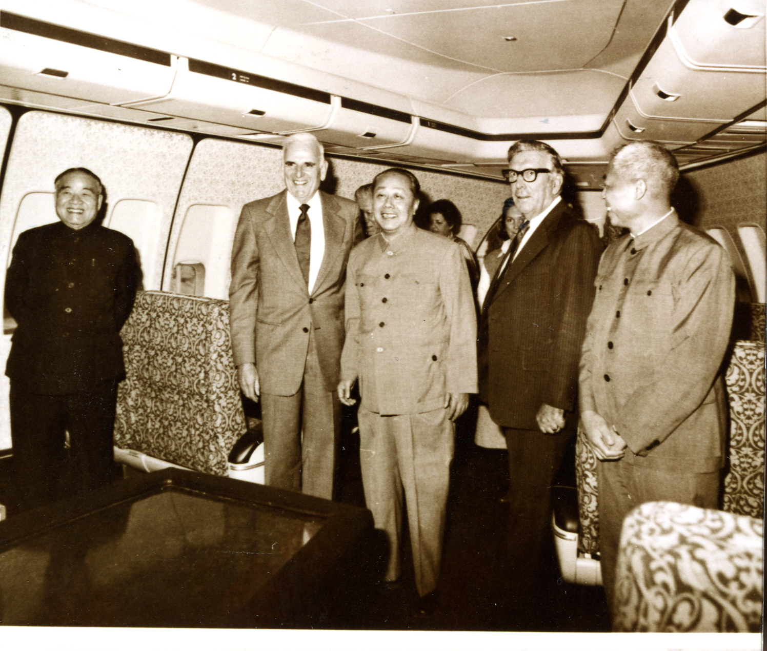 MB002475-1980年沈图局长在波音公司董事长威尔逊的陪同下参观中国第一架宽体客机747SP照片.jpg