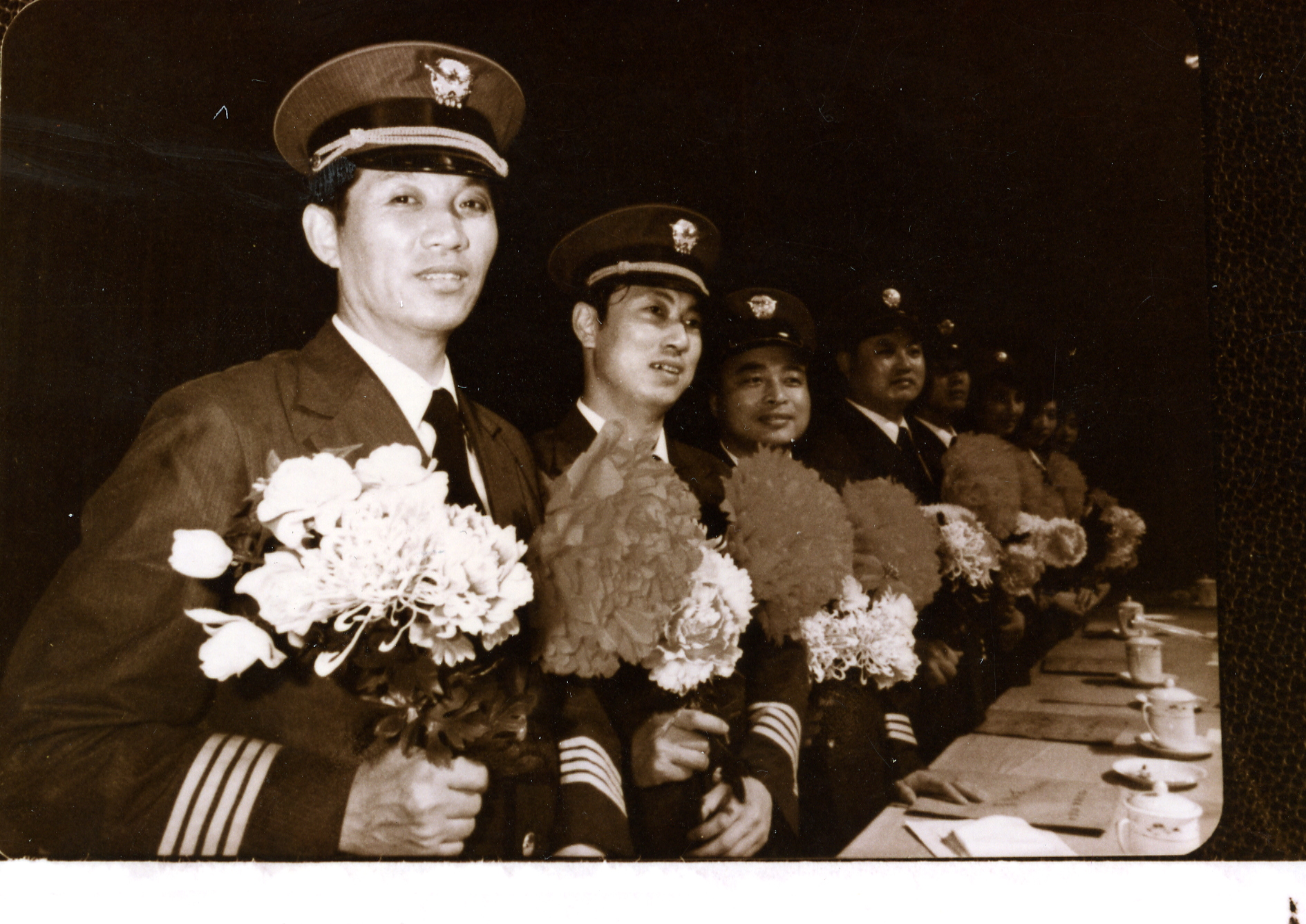 MB002479-20世纪80年代获得安全奖章的飞行员照片.jpg