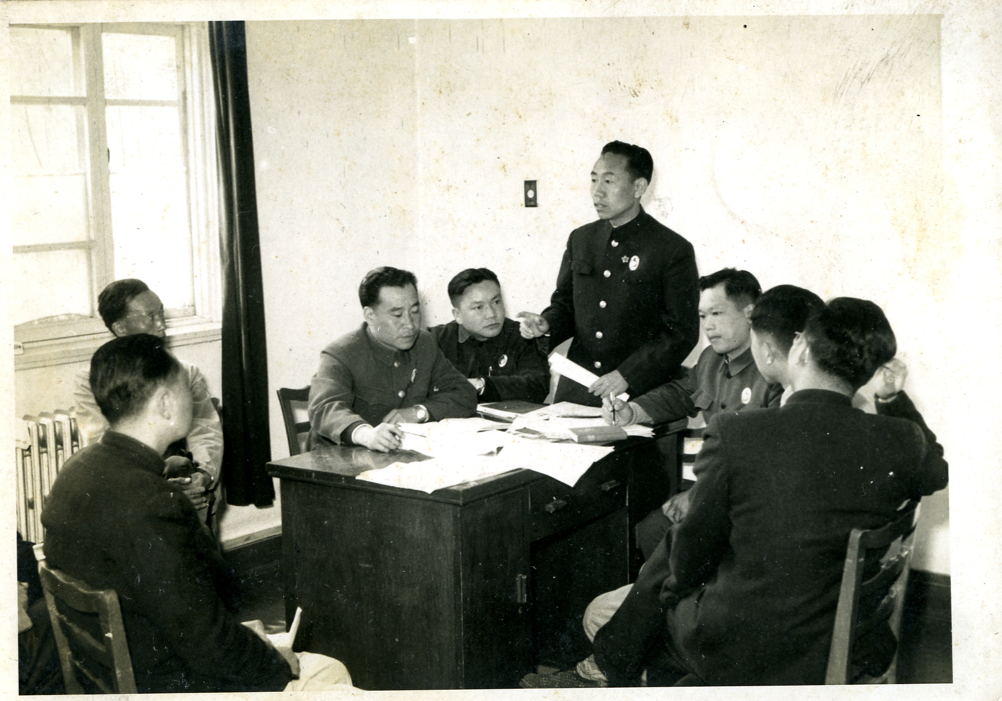 MB002550-1956年全国先进生产者代表会议民航代表进行小组讨论时杜远礼发言照.jpg