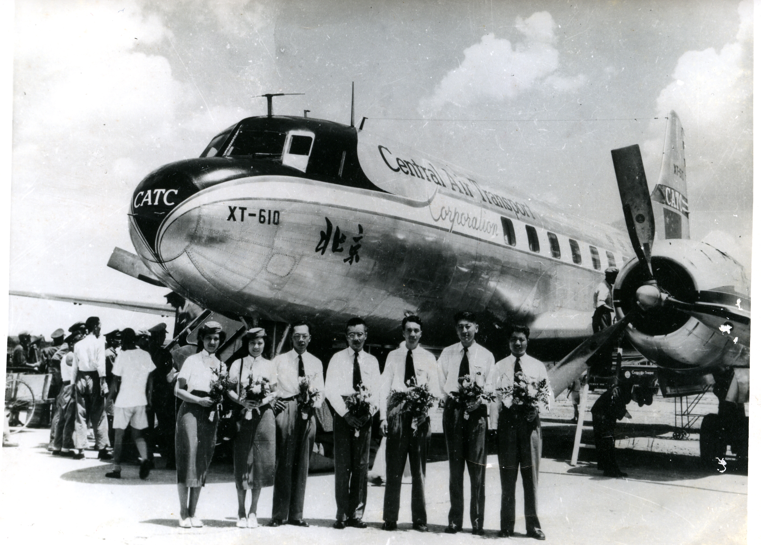 MB002698-1950年八一开航机组在XT-610“北京号”飞机前合影.jpg