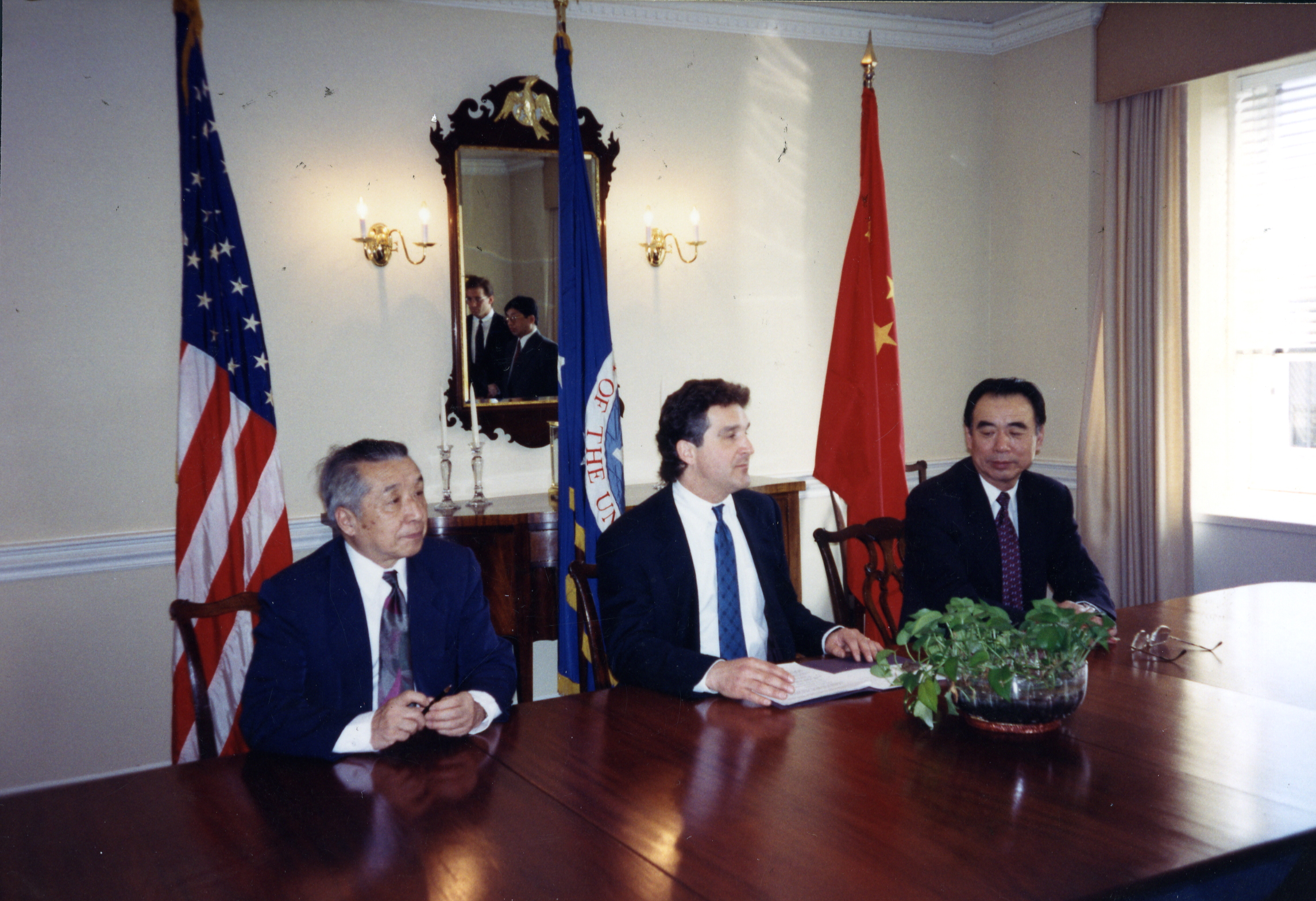 MB002748-1994年于延恩、朱德慈和美国进出口银行资事在华盛顿合影.jpg