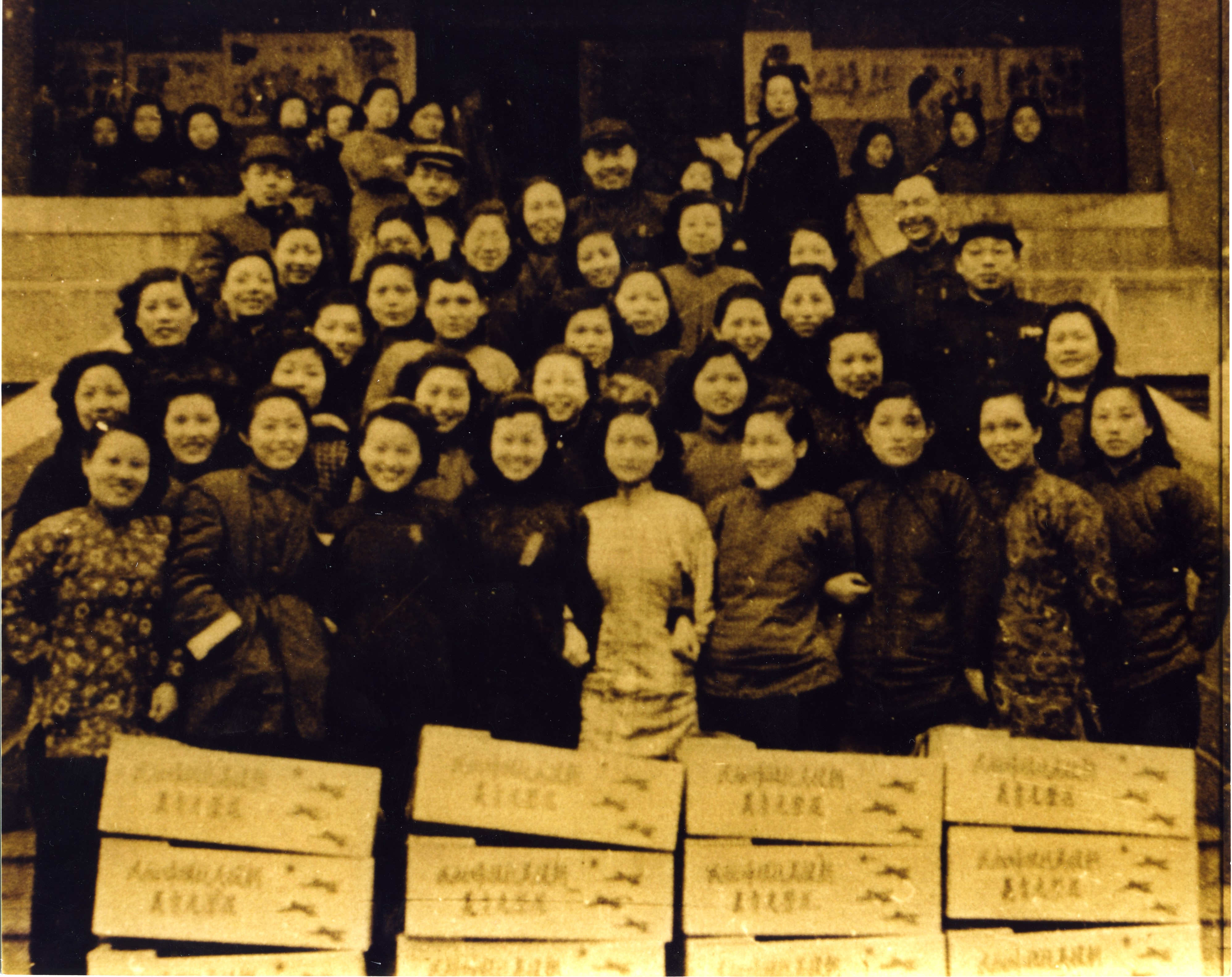 MB002846  1950年“两航”起义人员家属义卖光荣花照片.jpg