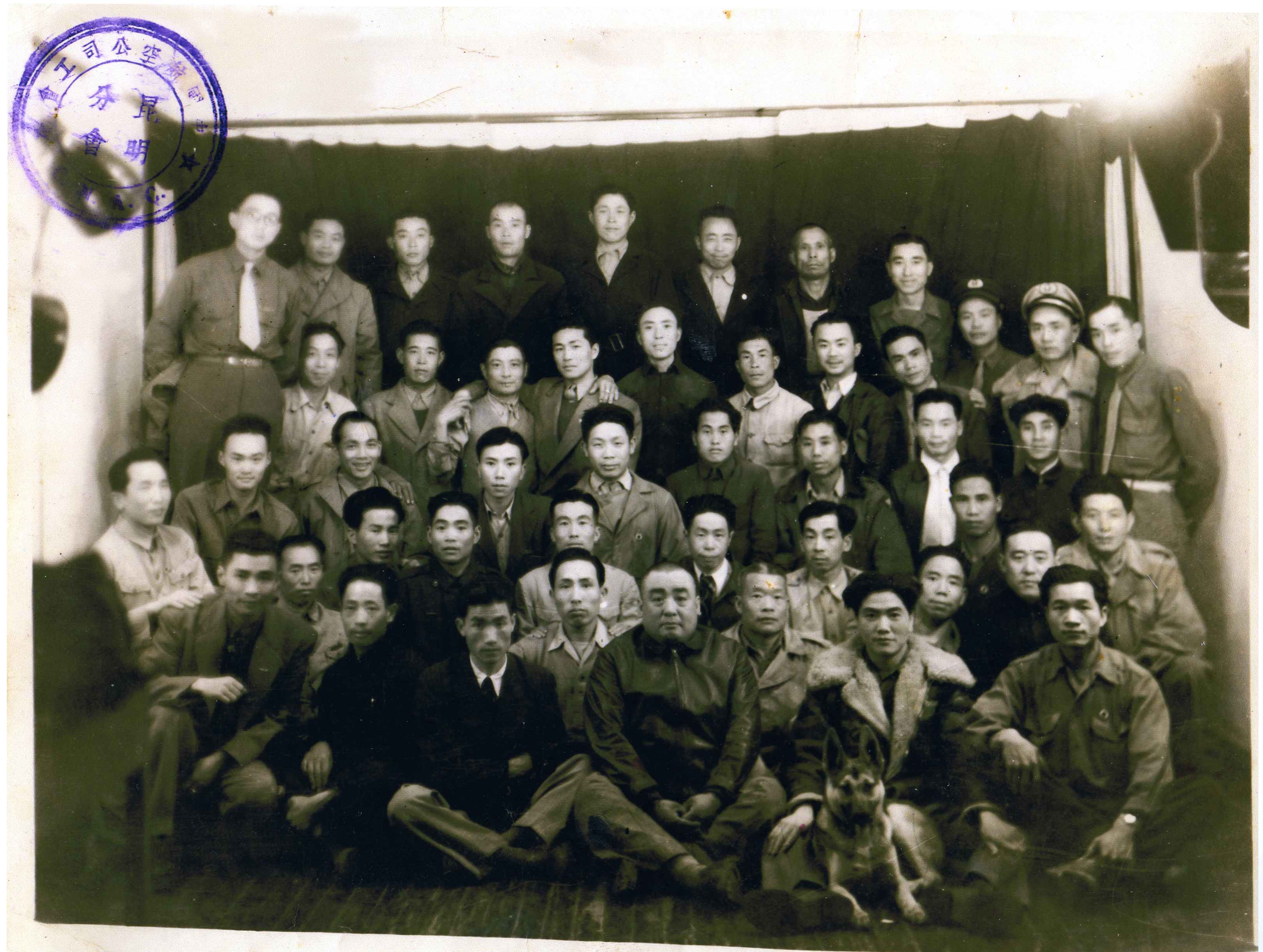 MB002847  解放前中航员工在昆明合影.jpg