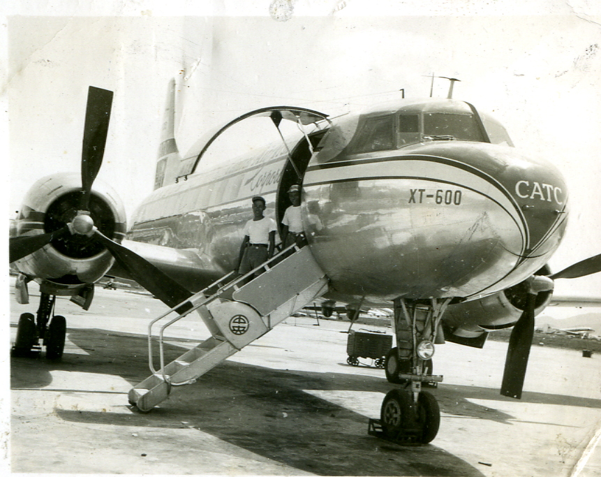 MB002938-1949年9月香港九龙启德机场飞机照片.jpg