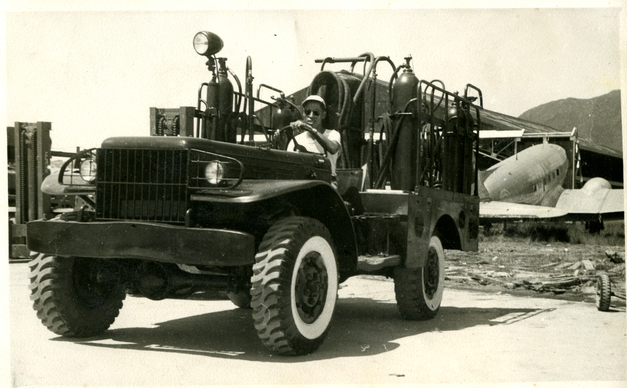 MB002944-1949年启德机场特种车照片.jpg